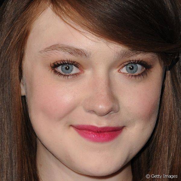 Em 2012 Dakota Fanning participou da première de um dos filmes da saga Crepúsculo usando sombra marrom e batom rosa